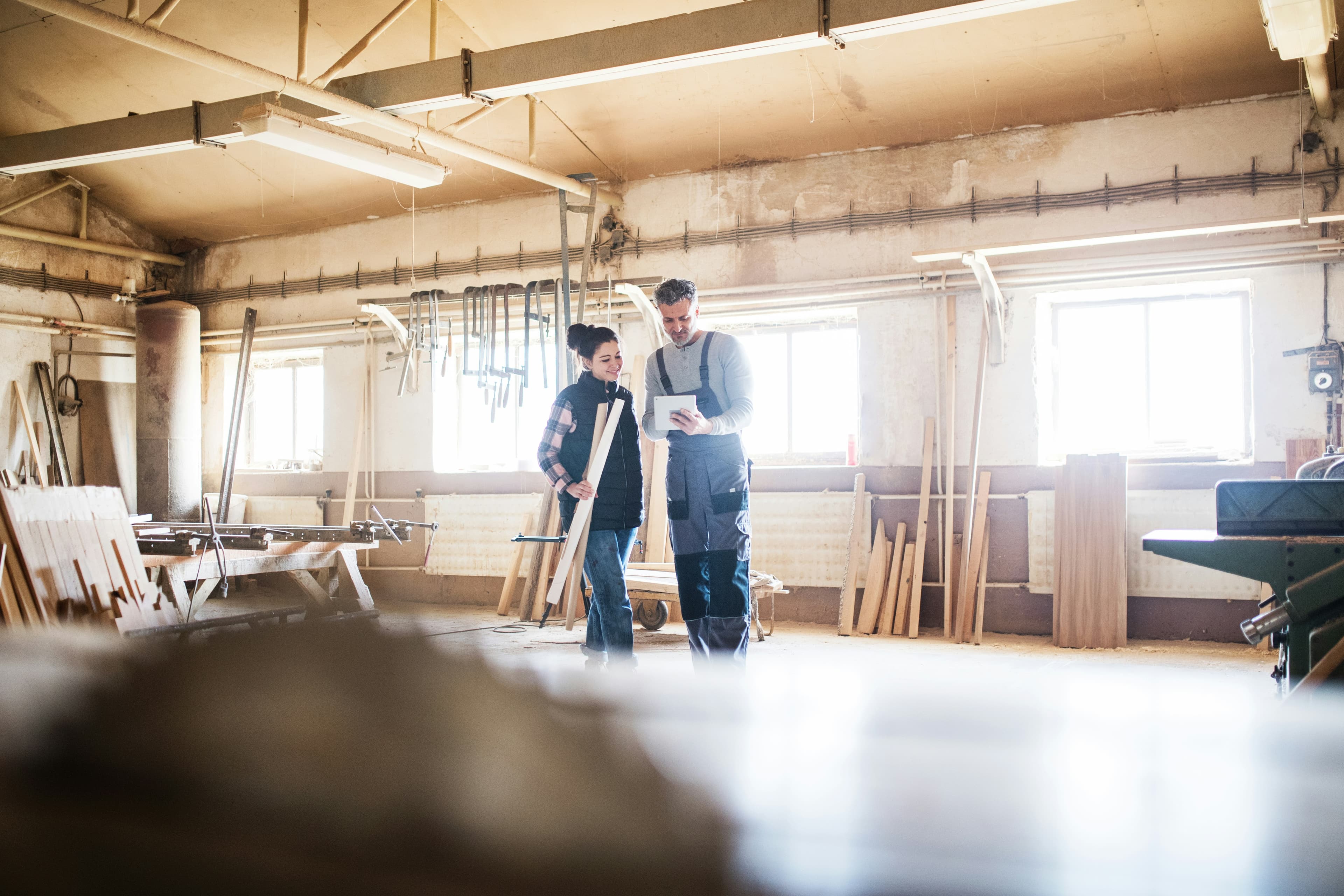 Team auf der Baustelle mit digitaler Planung